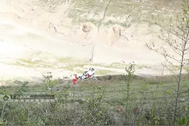 惊险！越野车翻转滚下50米山坡 现场触目惊心(图)图片