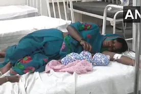 印度女子千里返乡途中路边产下女婴，又顽强步行上百公里图片