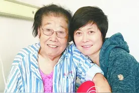 敬一丹新书《床前明月光》：为亲爱的妈妈送行图片