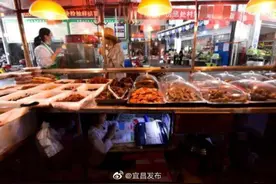 案板下上网课的7岁女孩照片引热议，女孩母亲晒出暖心礼物图片