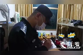 小伙酒后昏睡绿化带，民警耐心救助送其回家图片