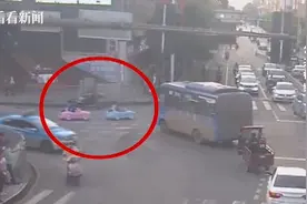 荒唐！亲妈开玩具车载孩子上路还闯红灯：我不晓得图片