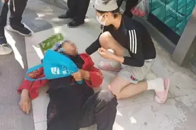 90后女兵跪地救人，网友：年轻人好样的图片