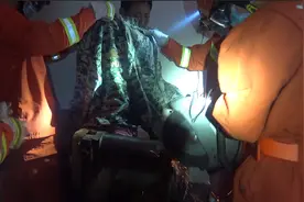 男子操作擀面机失误半个手掌被卷进压扁，消防员争分夺秒保住手掌