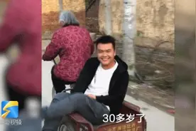 山东92岁老人骑车带30岁孙子兜风，网友羡慕：最幸福的炫耀图片