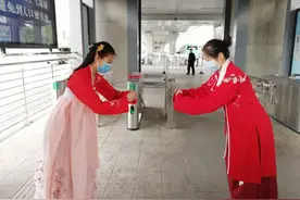 疫情期间的两会与会人员由握手改行“拱手礼”郑州快速公交站台，穿汉服的小姐姐教你如何行“礼”图片