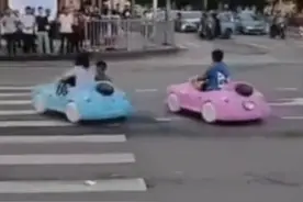 过分！女子开玩具汽车上路闯红灯，“副驾驶”还坐着孩子图片