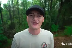 网上看到有人把钻戒扔河里，他开车10小时去捞，还真捞到了图片