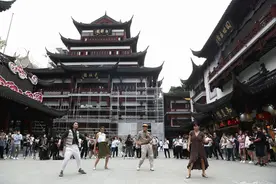 九曲桥上邂逅文艺，演艺大世界豫园“快闪”体验逛吃看戏图片