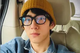 井柏然分享素颜自拍 脸颊冒痘帅气依旧图片