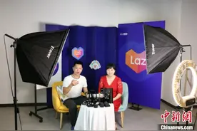 广西培育跨境电商产业链 东盟主播直播带货热销图片