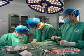 男子脑袋长了条11厘米长的虫！医生取出时它还在动图片