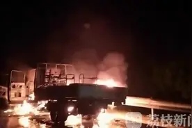 货车深夜在高速公路上起火烧毁 祸因竟是司机向窗外扔烟头图片