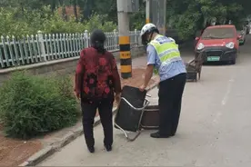 太豪横！石家庄一大妈占用公共停车位收费：钱是司机硬要给的图片