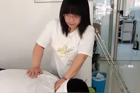 呼兰34岁小儿麻痹症患者尤广静：苦学针灸按摩 靠双手让全家“站”起来图片