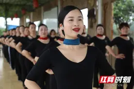 着锦袍 展妖娆 大通湖旗袍美女夏风荷舞图片
