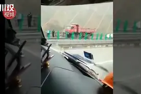 四川雅西高速一辆载36人大客车侧翻已致6人死亡