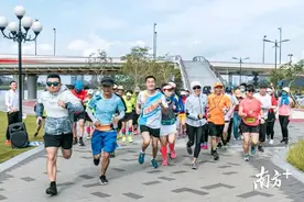 百名跑步爱好者横琴天沐河畔慢跑图片