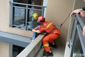 想不开！前男友叫她“去死”，杭州一女子爬上33楼……图片