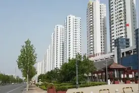回迁安置房墙体开裂变形 多次维修后仍存问题 开发商：承认问题 继续维修图片