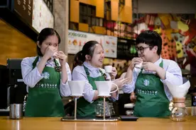 助人自助！这两名听障咖啡师在一年中快速成长图片