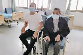 父亲患癌 他辞掉工作陪伴两年多图片