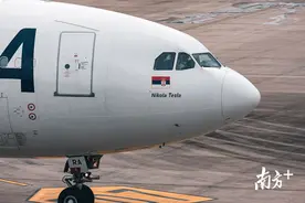 “钢铁巨兽”“环球霸王III”“萨特的气球”抵穗，外国包机自提防疫物资图片