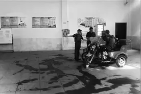 南京3800辆燃油助力车“过江难”图片