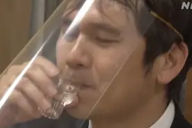 日本倡导“聚餐新模式”：取消碰杯、戴透明面罩图片