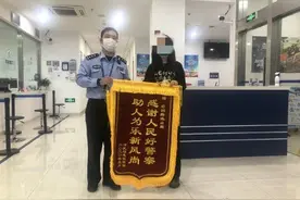 女子散步不料手机意外丢失 民警巧关联终将手机找回图片
