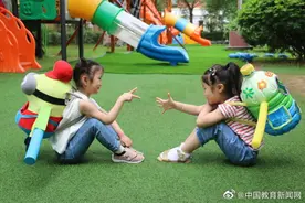 多地幼儿园迎来开学图片