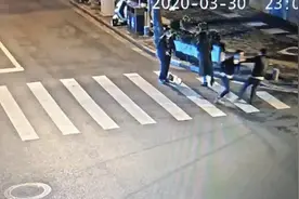一脸懵圈！男子围观看热闹 结果醒来后在医院……图片