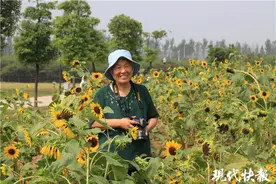 单反、PS样样精通，八旬奶奶用镜头记录居民幸福笑脸图片