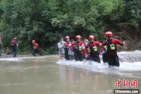 居民外出野炊露营被困孤岛 广西灵川县消防紧急救援图片