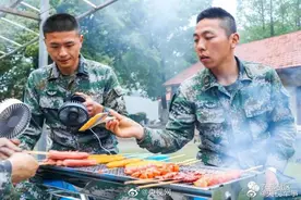 味蕾的碰撞！兵哥哥比武结束吃烧烤图片