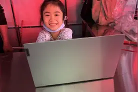 湖北7岁女孩不用在案板下上课了！菜场的小朋友都有了新课桌图片