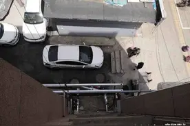 找记者 上壹点｜这辆鲁R私家车咋停在单元门门口？车主：停车难图片
