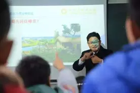 成都唯一会多国手语的讲解员 本是位听障小伙图片