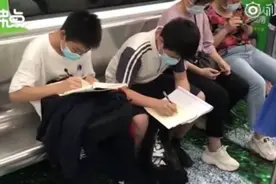 初中生复课后沉迷学习地铁上赶作业：以前不懂事，现在想学习图片