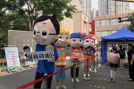 小学四五年级返校复学首日，画“心情口罩”笑迎复课，班主任给每个孩子写封信图片