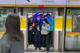 早高峰北京地铁内“前胸贴后背”，多条线拥挤度超70%图片