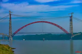 主梁顺利合龙，世界最大跨径飞燕式钢管混凝土系杆拱桥今年底通车图片