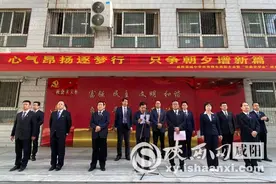 咸阳市渭城中学举行优秀师生表彰大会暨“华泰奖学金”颁奖仪式图片