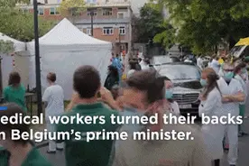 比利时首相访问抗疫定点医院，医护人员集体背身“迎接”图片