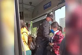 视频│北京公交回应安保员粗暴拒乘客上车：安保员已停班视频封面