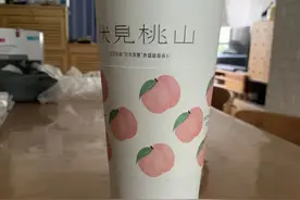 网红奶茶包装有“内增高”？消费者：感觉被忽悠了…图片