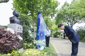 今天，著名全国劳模李斌诞辰60周年，上海为他立起塑像图片
