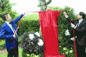 全国劳模李斌塑像揭幕图片