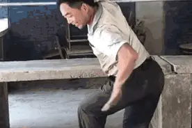 彝族大叔跳孔雀舞，山里田间皆舞台，网友直夸赛过杨丽萍图片