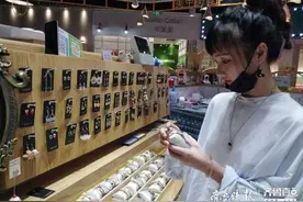 摆摊赚到第一桶金，23岁女孩半年连开两家店图片